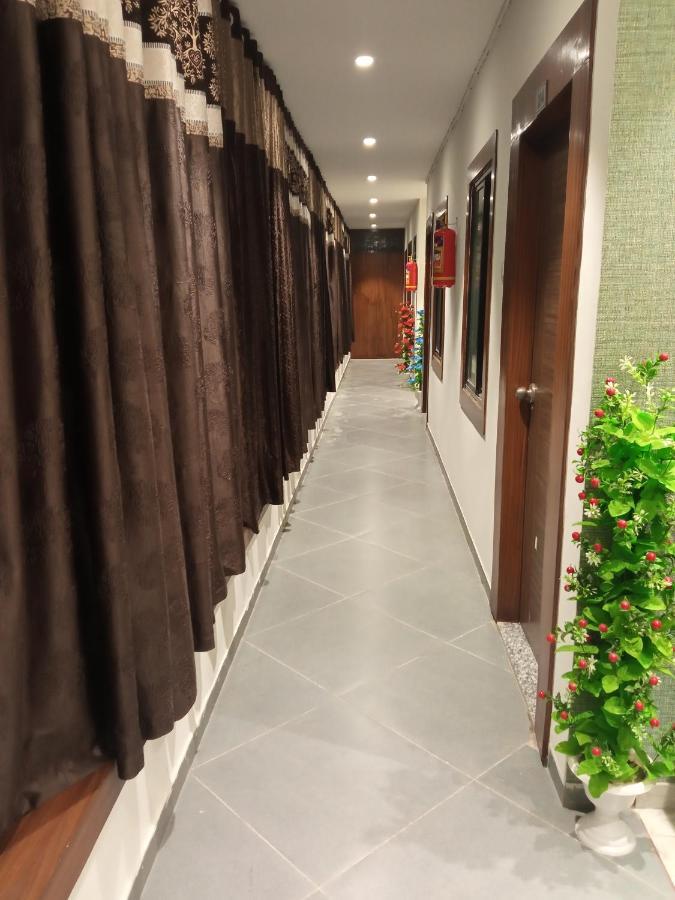 Hotel Mansarovar,Вадодара Екстер'єр фото