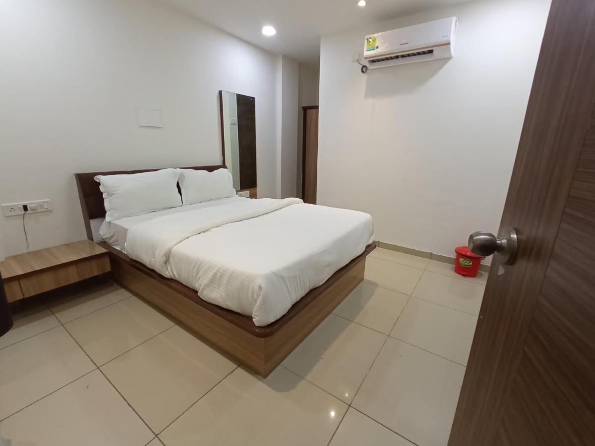 Hotel Mansarovar,Вадодара Екстер'єр фото
