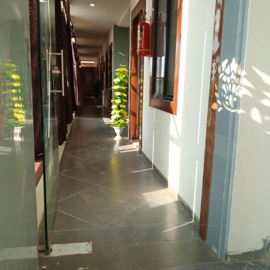 Hotel Mansarovar,Вадодара Екстер'єр фото