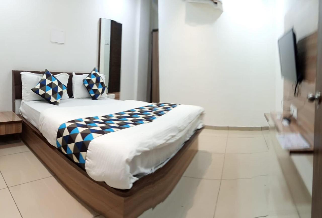 Hotel Mansarovar,Вадодара Екстер'єр фото