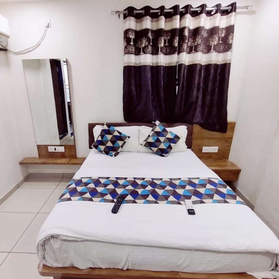 Hotel Mansarovar,Вадодара Екстер'єр фото
