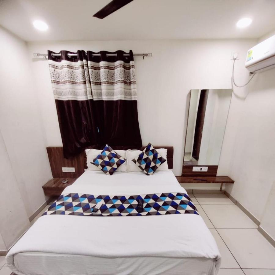 Hotel Mansarovar,Вадодара Екстер'єр фото