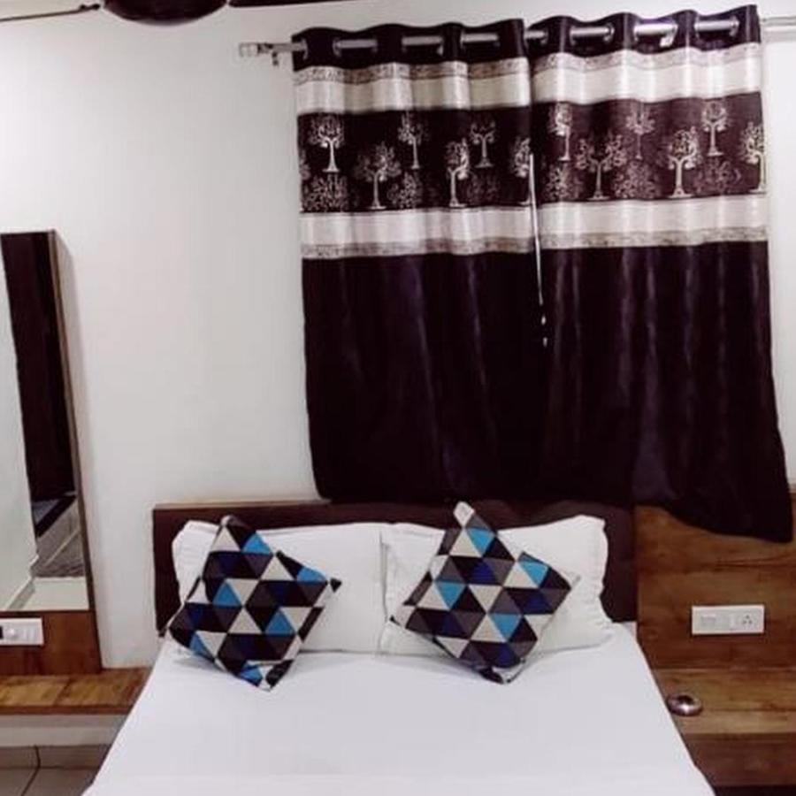 Hotel Mansarovar,Вадодара Екстер'єр фото