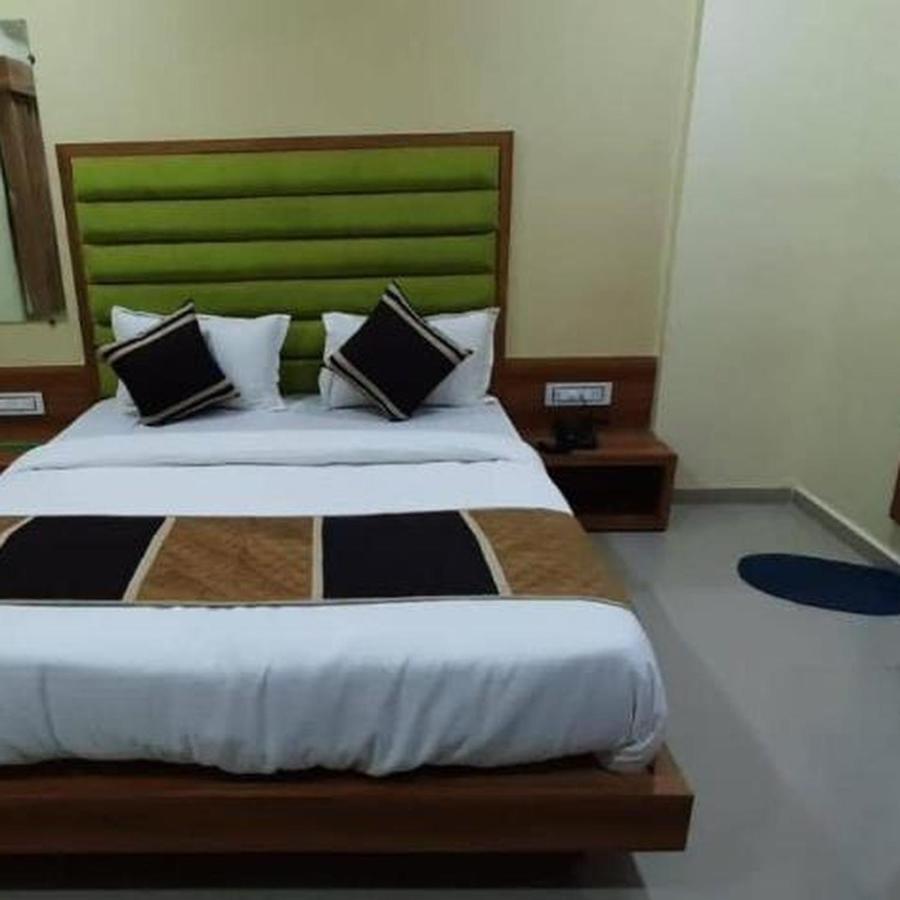 Hotel Mansarovar,Вадодара Екстер'єр фото