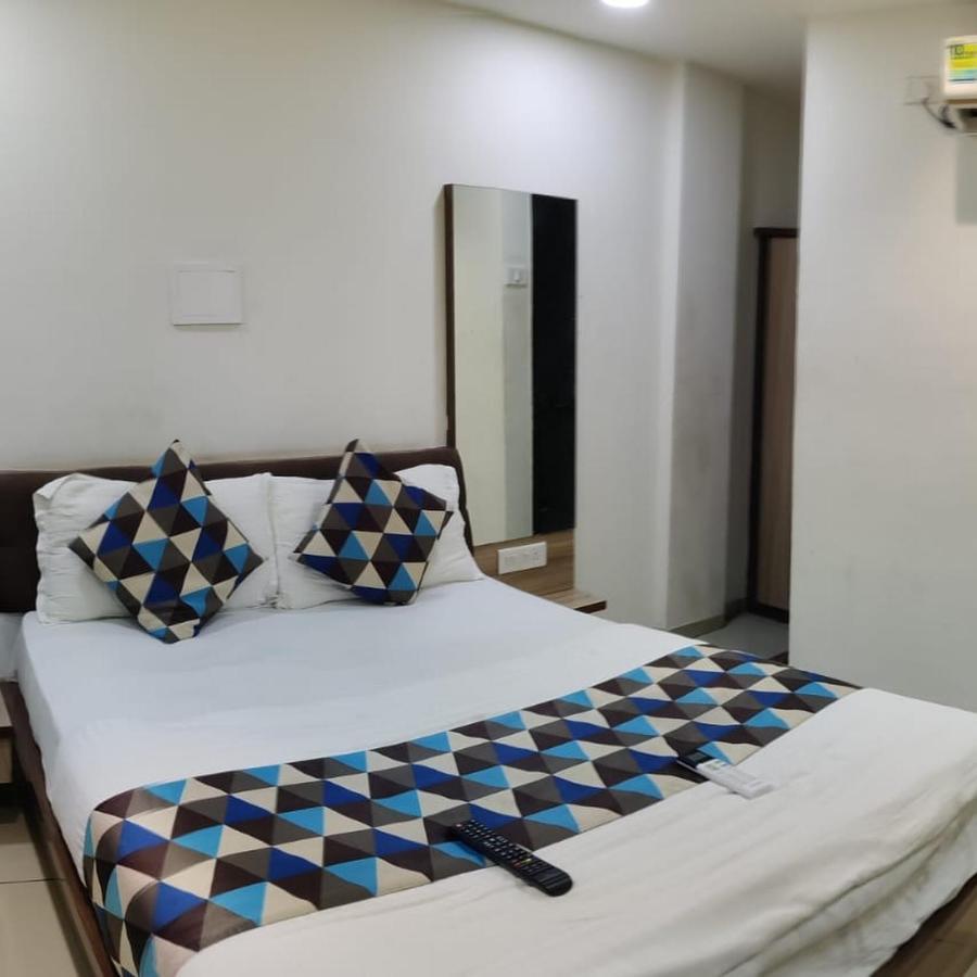 Hotel Mansarovar,Вадодара Екстер'єр фото