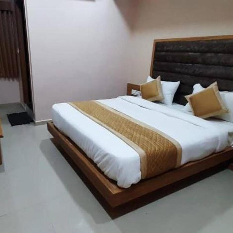 Hotel Mansarovar,Вадодара Екстер'єр фото