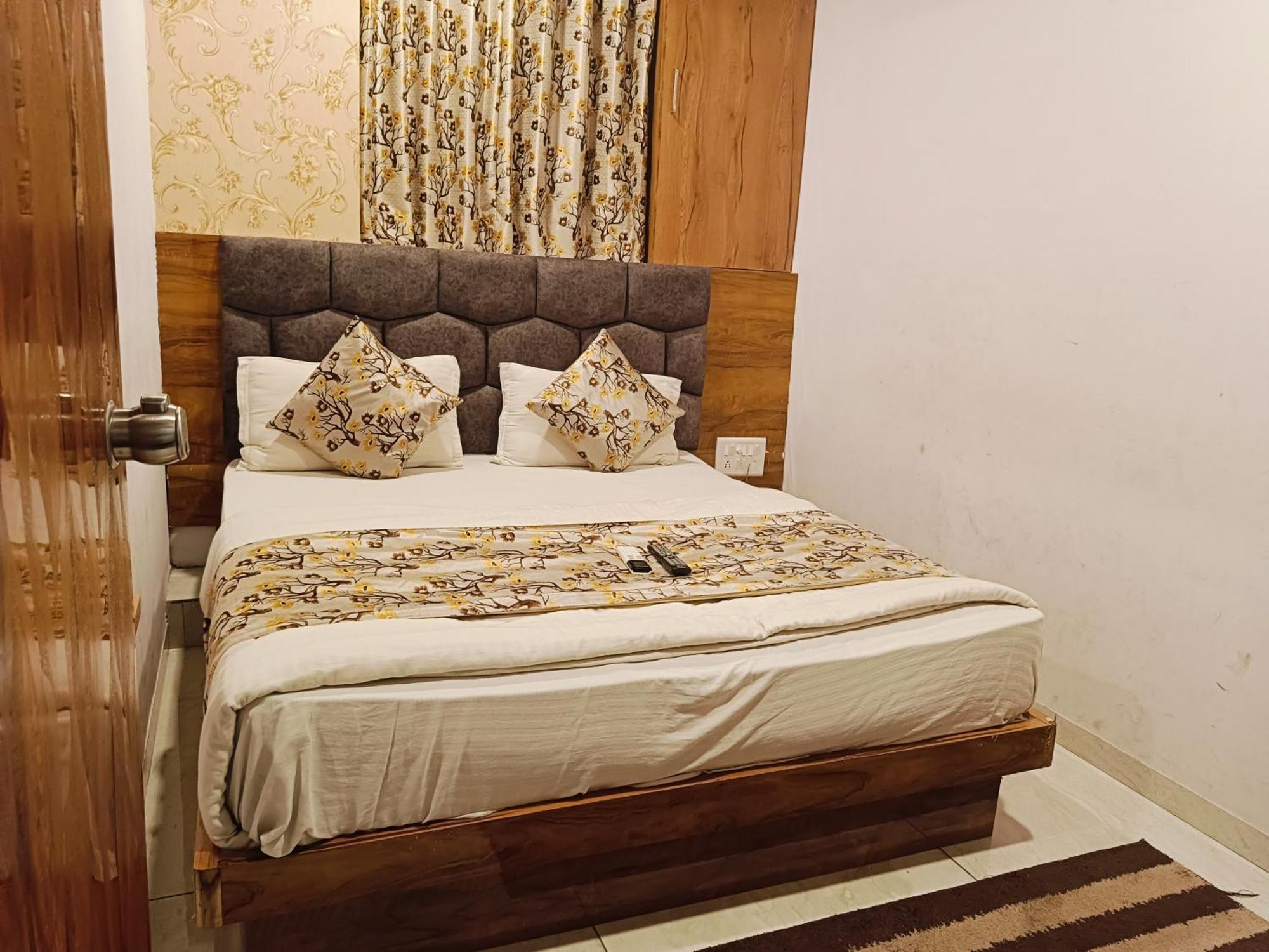 Hotel Mansarovar,Вадодара Екстер'єр фото