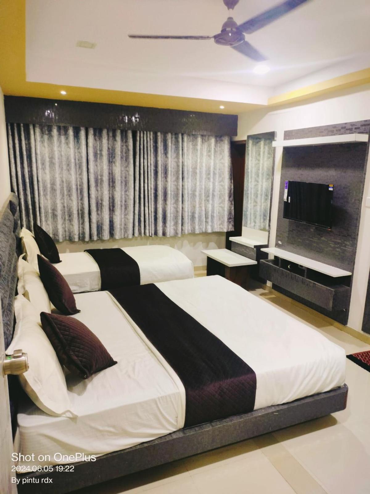 Hotel Mansarovar,Вадодара Екстер'єр фото